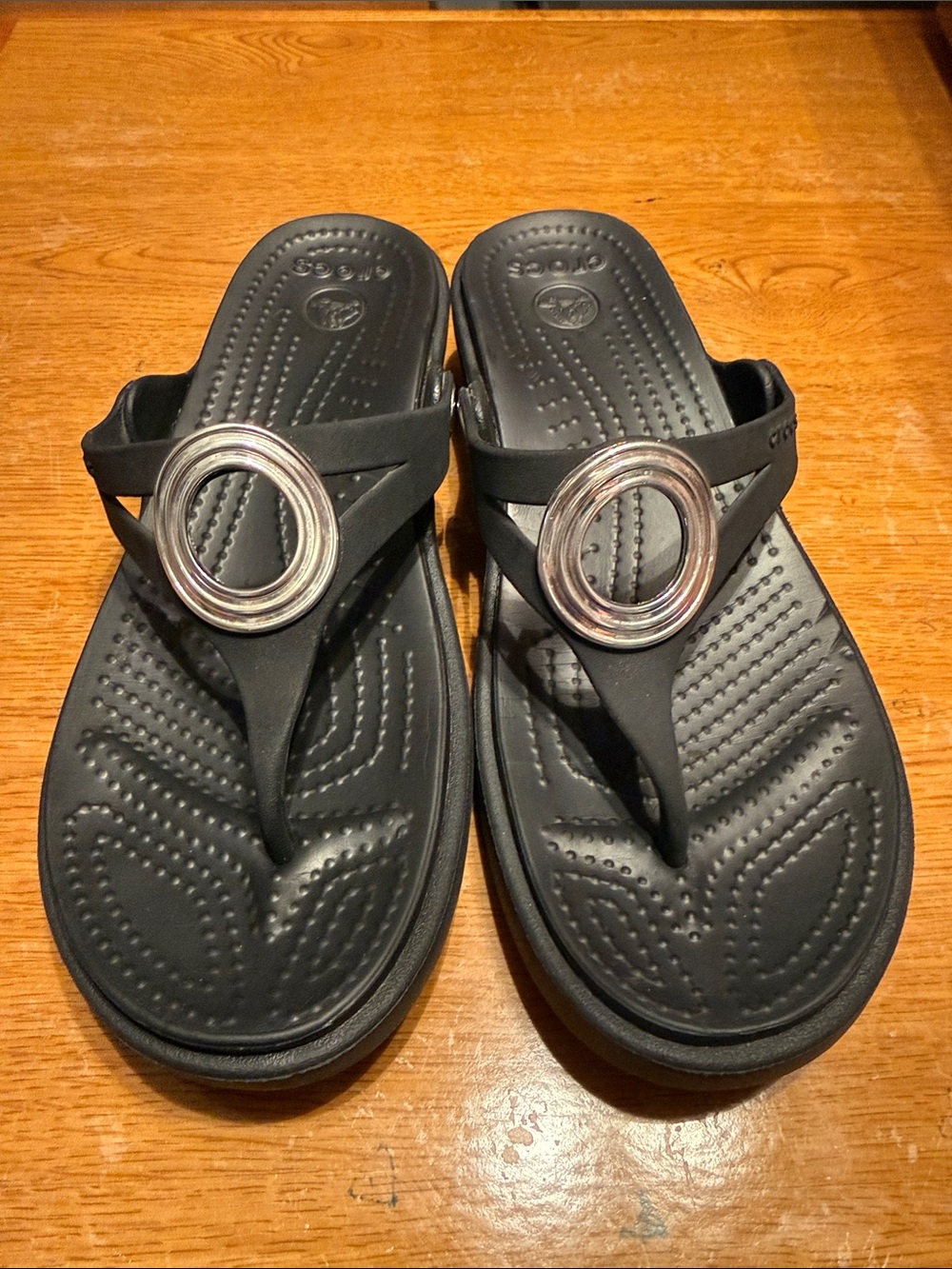 👠 CROCS Black Thong Sandals with Silver Circular Accent